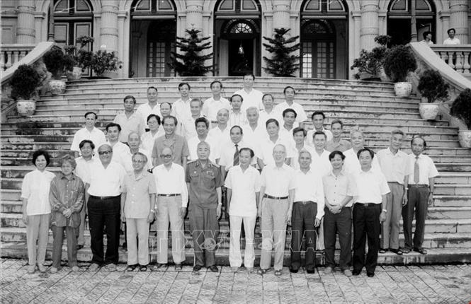 Trong ảnh: Chủ tịch Quốc hội Lê Quang Đạo với các đồng chí trong Hội đồng Nhà nước sau phiên họp cuối cùng của Hội đồng Nhà nước, nhiệm kỳ 1988-1992. Ảnh: Minh Điền - TTXVN