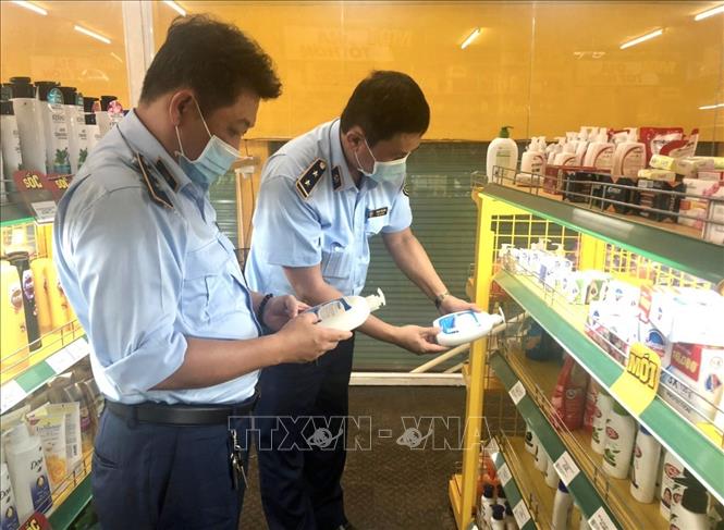 Trong ảnh: Quản lý thị trường tỉnh Bình Phước kiểm tra các cửa hàng Bách Hoá Xanh trên địa bàn: Ảnh: TTXVN phát.
