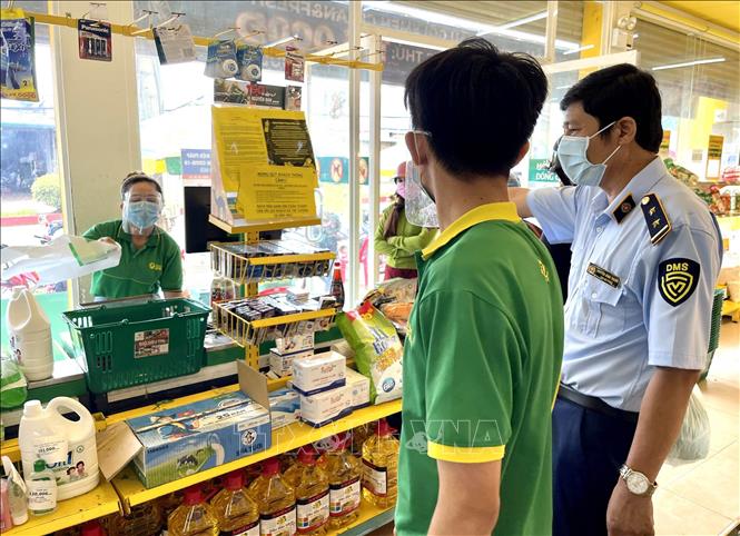 Trong ảnh: Quản lý thị trường tỉnh Bình Phước kiểm tra các cửa hàng Bách Hoá Xanh trên địa bàn: Ảnh: TTXVN phát.
