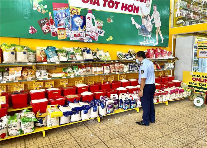 Trong ảnh: Quản lý thị trường tỉnh Bình Phước kiểm tra các cửa hàng Bách Hoá Xanh trên địa bàn: Ảnh: TTXVN phát.

