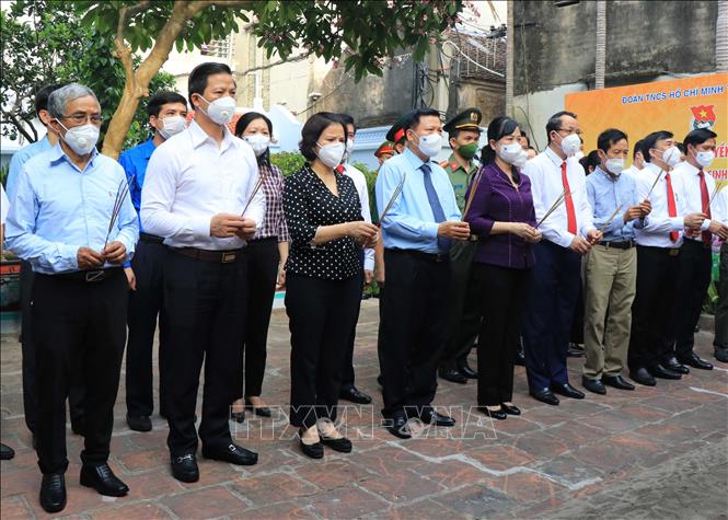 Các đại biểu thành kính dâng hương tại Di tích Nhà lưu niệm gốc ở khu phố Tỉnh Cầu, phường Đình Bảng, thị xã Từ Sơn. Ảnh: Thanh Thương - TTXVN