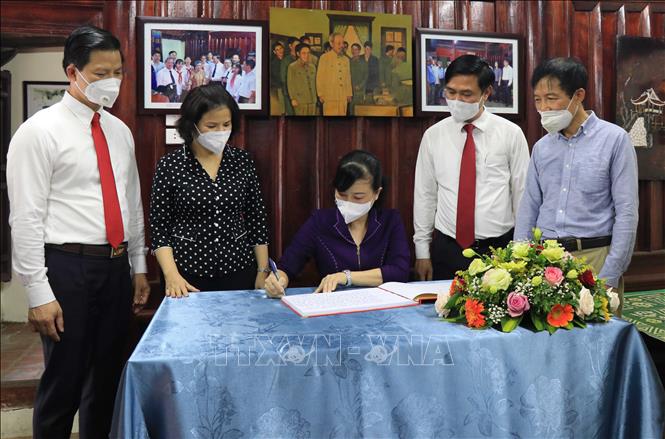 Bí thư Tỉnh ủy Bắc Ninh Đào Hồng Lan viết lưu bút tại Nhà lưu niệm gốc ở khu phố Tỉnh Cầu, phường Đình Bảng, thị xã Từ Sơn. Ảnh: Thanh Thương - TTXVN