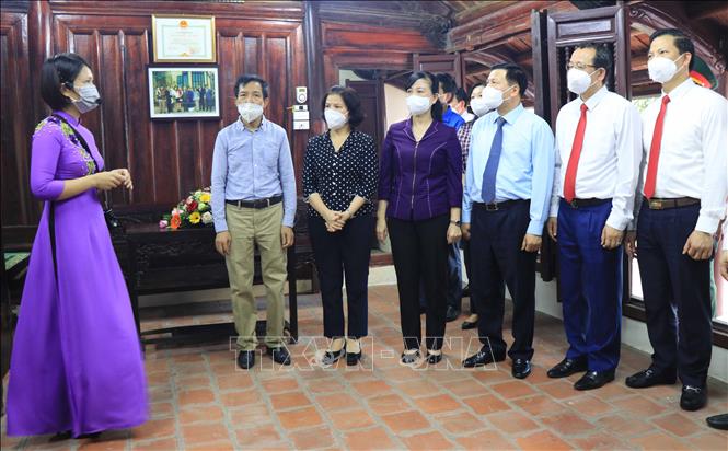 Các đại biểu tham quan Nhà lưu niệm gốc ở khu phố Tỉnh Cầu, phường Đình Bảng, thị xã Từ Sơn, tỉnh Bắc Ninh. Ảnh: Thanh Thương - TTXVN