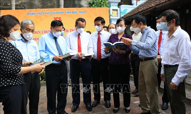 Các đại biểu tìm hiểu sách về Chủ tịch Quốc hội Lê Quang Đạo. Ảnh: Thanh Thương - TTXVN