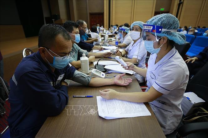 Trong ảnh: Bác sĩ kiểm tra sức khoẻ và tư vấn cho người dân trước khi tiêm vaccine phòng COVID-19 của Pfizer/BioNTech. Ảnh: Trọng Đạt - TTXVN