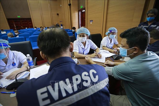 Trong ảnh: Điểm tiêm vaccine tại trụ sở Điện lực Tp Hòa Bình. Ảnh: Trọng Đạt - TTXVN