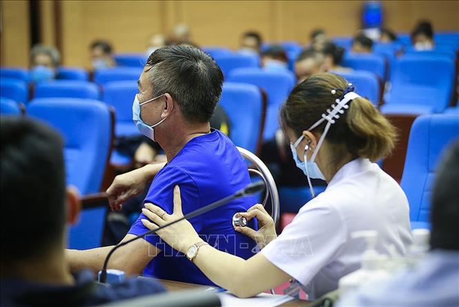 Trong ảnh: Kiểm tra sức khỏe của người dân trước khi tiêm vaccine phòng COVID-19. Ảnh: Trọng Đạt - TTXVN 