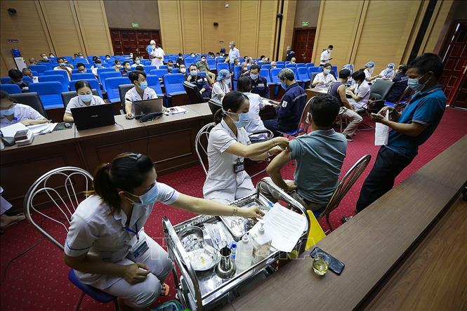 Trong ảnh: Quang cảnh điểm tiêm vaccine phòng COVID-19 tại trụ sở Điện lực Tp Hòa Bình. Ảnh: Trọng Đạt - TTXVN