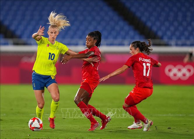 Trong ảnh: Pha tranh bóng giữa tuyển thủ Thuỵ Điển Sofia Jakobsson (trái) với các cầu thủ Canada trong trận chung kết môn bóng đá nữ tại Olympic Tokyo 2020, diễn ra ở Nhật Bản, ngày 6/8/2021. Ảnh: THX/TTXVN