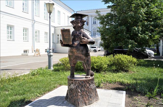 Tượng Nhà khoa học mèo đọc sách Pushkin trong sân Đại học tổng hợp Kazan danh tiếng. Ảnh: Duy Trinh - Pv TTXVN tại LB Nga