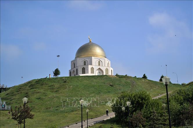 Nơi đặt cuốn kinh Koran lớn nhất thế giới tại Bulgar. Cuốn kinh do ACR Group của Italy sản xuất năm 2011. Kích thước của nó là 150 x 200 cm, nặng 800kg, gồm 632 trang được làm bằng giấy chất lượng cao của Scotland, bìa làm từ đá khổng tước. Ảnh: Duy Trinh - Pv TTXVN tại LB Nga