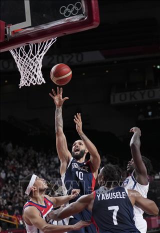 Trong ảnh: Tuyển thủ Pháp Evan Fournier (phía trên) lên rổ trong trận chung kết gặp tuyển Mỹ nội dung bóng rổ nam Olympic Tokyo 2020 diễn ra ở Saitama, Nhật Bản ngày 7/8/2021. Ảnh: THX/TTXVN