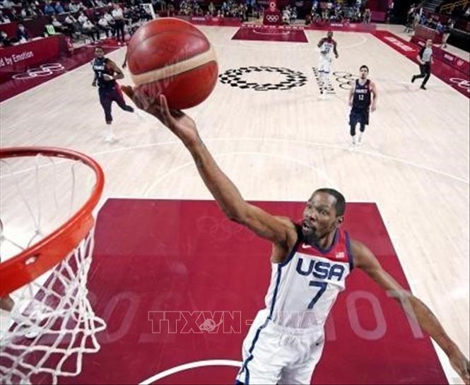 Trong ảnh: Tuyển thủ Mỹ Kevin Durant (phía trước) lên rổ trong trận chung kết gặp tuyển Pháp nội dung bóng rổ nam Olympic Tokyo 2020 diễn ra ở Saitama, Nhật Bản ngày 7/8/2021. Ảnh: Kyodo/TTXVN