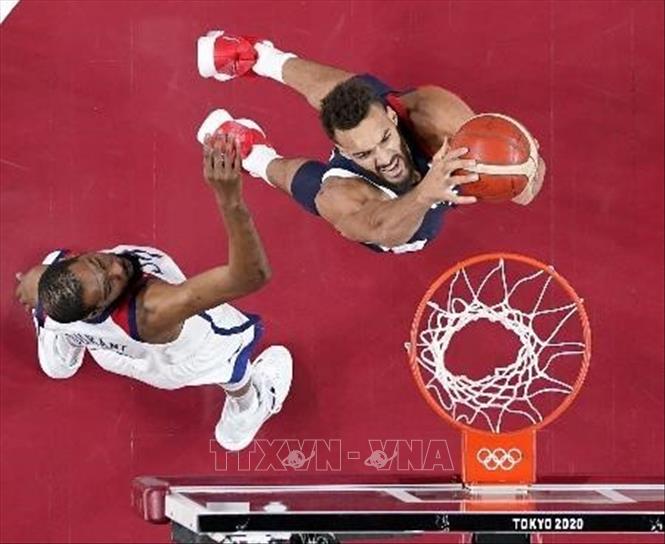 Trong ảnh: Tuyển thủ Pháp Rudy Gobert (phải) lên rổ trong trận chung kết gặp tuyển Mỹ nội dung bóng rổ nam Olympic Tokyo 2020 diễn ra ở Saitama, Nhật Bản ngày 7/8/2021. Ảnh: Kyodo/TTXVN