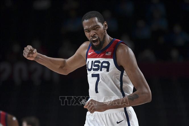 Trong ảnh: Tuyển thủ Mỹ Kevin Durant sau khi ghi điểm trong trận chung kết gặp tuyển Pháp nội dung bóng rổ nam Olympic Tokyo 2020 diễn ra ở Saitama, Nhật Bản ngày 7/8/2021. Ảnh: AFP/TTXVN