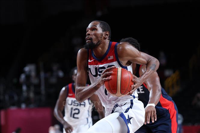 Trong ảnh: Tuyển thủ Mỹ Kevin Durant trong pha tranh bóng ở trận chung kết gặp tuyển Pháp nội dung bóng rổ nam Olympic Tokyo 2020, diễn ra tại Saitama, Nhật Bản ngày 7/8/2021. Ảnh: AFP/TTXVN