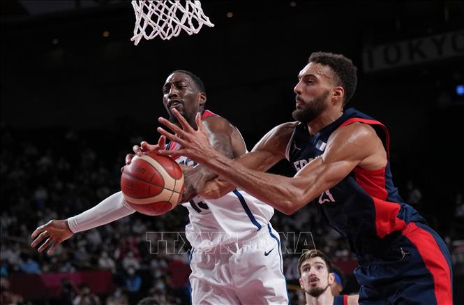 Trong ảnh: Tuyển thủ Pháp Rudy Gobert (phải) trong pha tranh bóng với cầu thủ Mỹ ở trận chung bóng rổ nam Olympic Tokyo 2020, diễn ra tại Saitama, Nhật Bản ngày 7/8/2021. Ảnh: THX/TTXVN