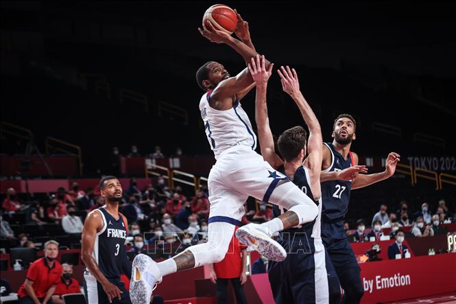 Trong ảnh: Pha lên rổ của tuyển thủ Mỹ Kevin Durant (trái) trước sự cản phá của các cầu thủ Pháp ở trận chung bóng rổ nam Olympic Tokyo 2020, diễn ra tại Saitama, Nhật Bản ngày 7/8/2021. Ảnh: THX/TTXVN