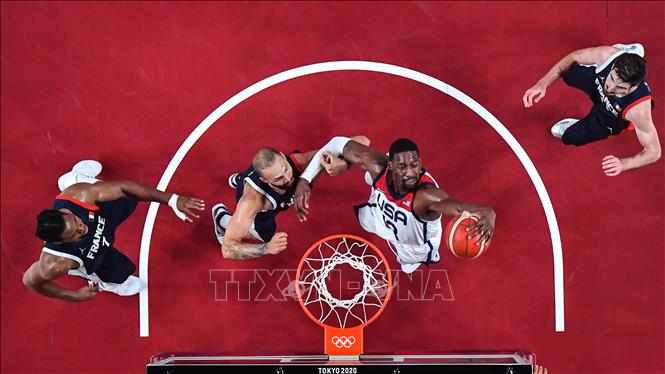 Trong ảnh: Tuyển thủ Mỹ Bam Adebayo (thứ 2, phải) lên rổ trong trận đấu gặp tuyển Pháp nội dung chung kết bóng rổ nam Olympic Tokyo 2020, diễn ra tại Saitama, Nhật Bản ngày 7/8/2021. Ảnh: THX/TTXVN