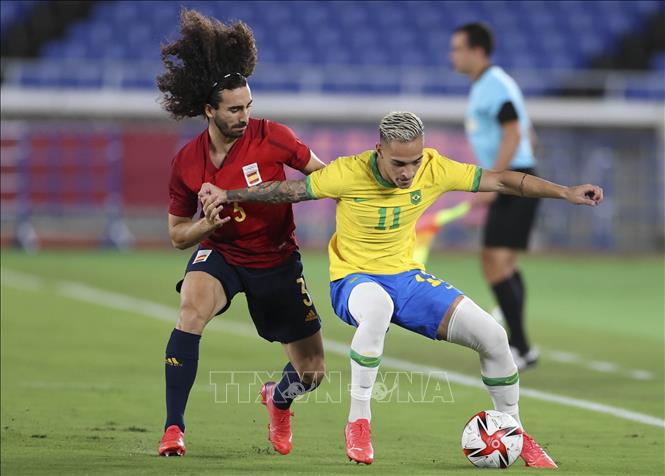Trong ảnh: Pha tranh bóng giữa tiền đạo Antony (phải) của Brazil và Marc Cucurella của Tây Ban Nha trong trận chung kết bóng đá nam ở Olympic Tokyo 2020 (Nhật Bản) ngày 7/8/2021. Ảnh: THX/TTXVN
