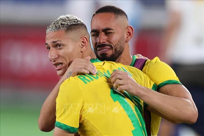 Trong ảnh: Niềm hạnh phúc của các tuyển thủ Olympic Brazil Richarlison (trái) và Matheus Cunha khi đội nhà đoạt Huy chương Vàng môn bóng đá nam ở Olympic Tokyo 2020 (Nhật Bản) ngày 7/8/2021. Ảnh: THX/TTXVN