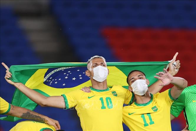 Trong ảnh: Niềm hạnh phúc của các tuyển thủ Olympic Brazil Richarlison (trái) và Antony khi đội nhà đoạt Huy chương Vàng môn bóng đá nam ở Olympic Tokyo 2020 (Nhật Bản) ngày 7/8/2021. Ảnh: THX/TTXVN