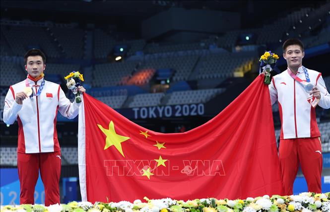 Trong ảnh: Hai VĐV Trung Quốc Yuan Cao đoạt Huy chương Vàng và Yang Jian giành Huy chương Bạc nội dung nhảy cầu cứng 10m nam tại Olympic Tokyo 2020, diễn ra ở Nhật Bản, ngày 7/8/2021. Ảnh: THX/TTXVN
