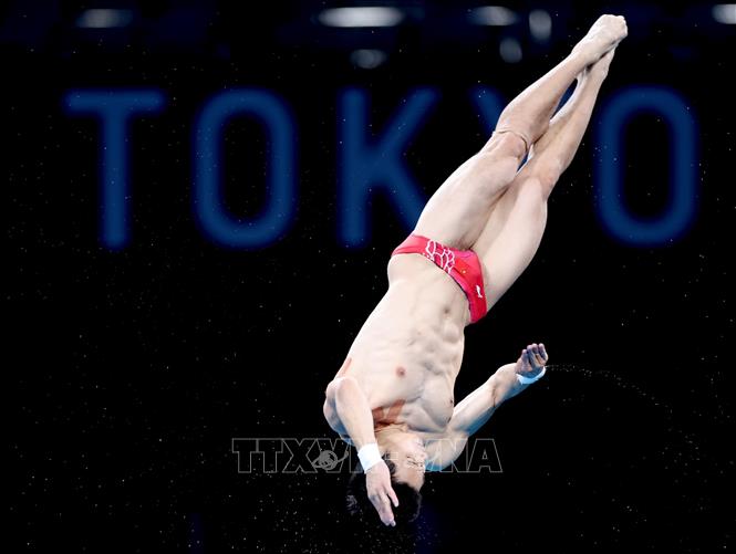 Trong ảnh: VĐV Trung Quốc Yuan Cao thi đấu ấn tượng tại chung kết nội dung nhảy cầu cứng 10m nam ở Olympic Tokyo 2020, diễn ra tại Nhật Bản, ngày 7/8/2021. Ảnh: THX/TTXVN
