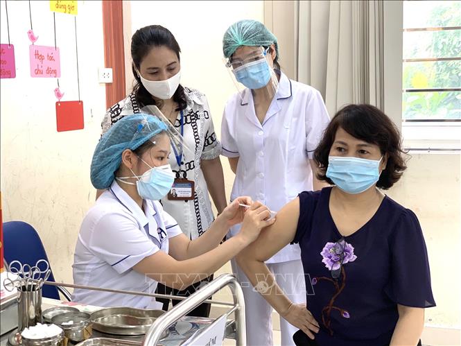 Hà Nội: Quận Hai Bà Trưng tiếp tục tiêm vaccine phòng COVID-19 cho