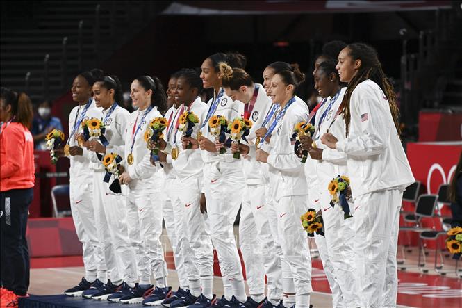 Trong ảnh: Đội tuyển Mỹ đoạt Huy chương Vàng môn bóng rổ nữ 5x5 tại Olympic Tokyo 2020, Nhật Bản ngày 8/8/2021. Ảnh: AFP/ TTXVN