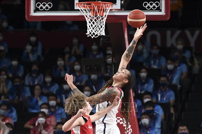 Trong ảnh: VĐV Brittney Griner của Mỹ đưa bóng vào rổ trong trận chung kết môn bóng rổ nữ 5x5 giữa Mỹ và Nhật Bản tại Olympic Tokyo 2020, Nhật Bản ngày 8/8/2021. Ảnh: AFP/ TTXVN