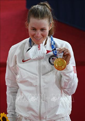 Trong ảnh: VĐV Mỹ Jennifer Valente giành HCV môn xe đạp lòng chảo nữ tại Olympic Tokyo 2020, Nhật Bản ngày 8/8/2021. Ảnh: AFP/ TTXVN