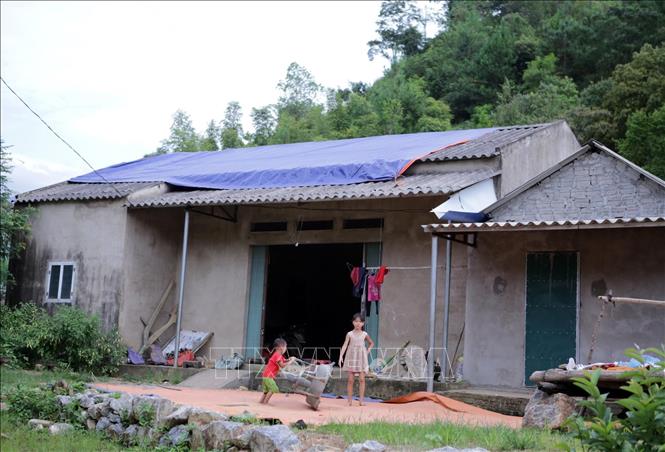 Việc tiêu hủy vật liệu nổ đã làm ảnh hưởng đến nhà người dân như nứt mái lợp pro xi măng, đơn vị liên quan bước đầu đã căng bạt để khắc phục trước mắt nhằm ổn định cuộc sống cho người dân. Ảnh: Quý Trung - TTXVN 
