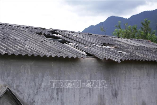 Mái lợp bằng pro xi măng của gia đình nhà anh Chảo Văn Nghị bị bị vỡ nứt do ảnh hưởng của vụ tiêu hủy vật liệu nổ tại mỏ đá Căng A, bản Liên Hợp xã Pắc Ta. Ảnh: Quý Trung – TTXVN