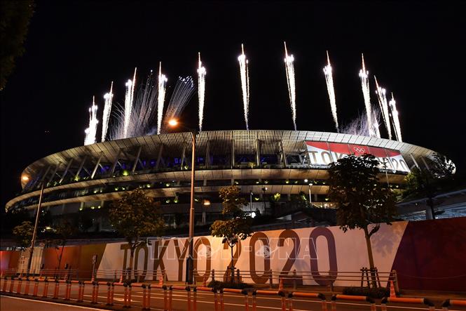 Trong ảnh: Màn trình diễn pháo hoa tại lễ bế mạc Olympic Tokyo 2020 trên sân vận động Olympic ở Tokyo, Nhật Bản ngày 8/8/2021. Ảnh: AFP/TTXVN