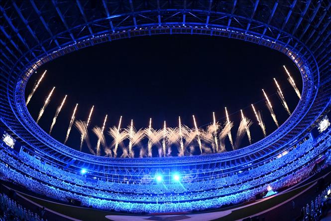 Trong ảnh: Màn trình diễn pháo hoa tại lễ bế mạc Olympic Tokyo 2020 trên sân vận động Olympic ở Tokyo, Nhật Bản ngày 8/8/2021. Ảnh: AFP/TTXVN
