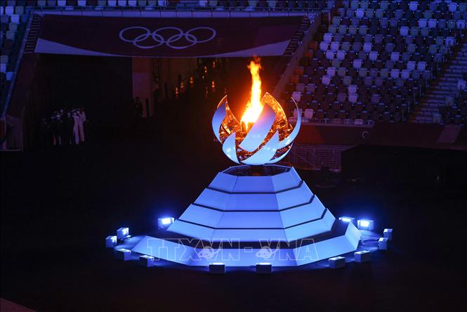 Trong ảnh: Hình ảnh ngọn đuốc Olympic tại lễ bế mạc Olympic Tokyo 2020 trên sân vận động Olympic ở Tokyo, Nhật Bản ngày 8/8/2021. Ảnh: AFP/TTXVN