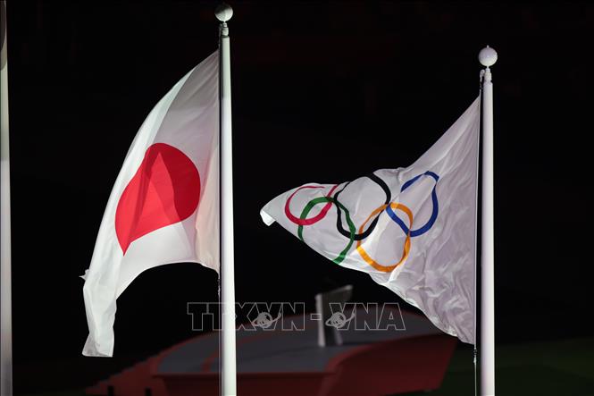 Trong ảnh: Quốc kỳ Nhật Bản (trái) và cờ Olympic tại lễ bế mạc Olympic Tokyo 2020 trên sân vận động Olympic ở Tokyo, Nhật Bản ngày 8/8/2021. Ảnh: THX/TTXVN