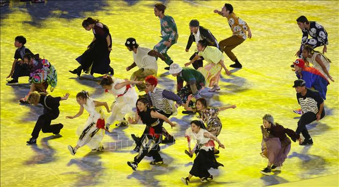 Trong ảnh: Các nghệ sĩ biểu diễn tại lễ bế mạc Olympic Tokyo 2020 trên sân vận động Olympic ở Tokyo, Nhật Bản ngày 8/8/2021. Ảnh: AFP/TTXVN