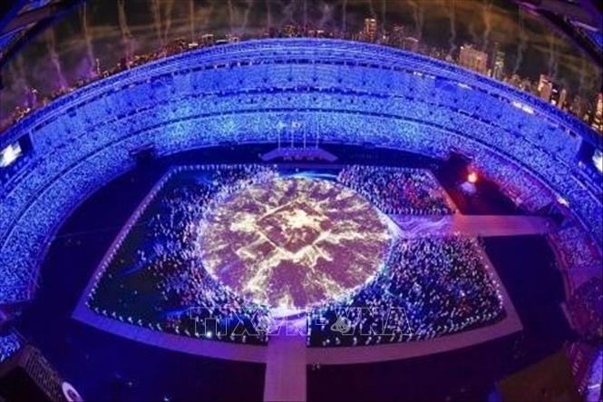 Trong ảnh: Màn trình diễn ánh sáng tại lễ bế mạc Olympic Tokyo 2020 trên sân vận động Olympic ở Tokyo, Nhật Bản ngày 8/8/2021. Ảnh: Kyodo/TTXVN