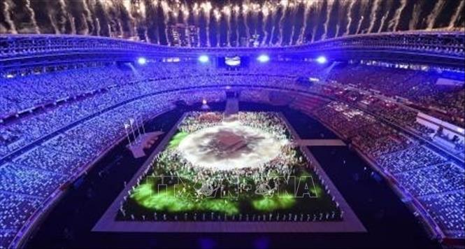 Trong ảnh: Màn trình diễn ánh sáng tại lễ bế mạc Olympic Tokyo 2020 trên sân vận động Olympic ở Tokyo, Nhật Bản ngày 8/8/2021. Ảnh: Kyodo/TTXVN