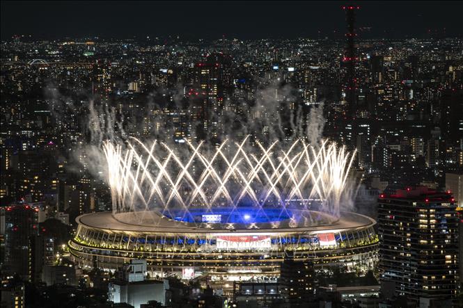 Trong ảnh: Màn trình diễn pháo hoa tại lễ bế mạc Olympic Tokyo 2020 trên sân vận động Olympic ở Tokyo, Nhật Bản ngày 8/8/2021. Ảnh: AFP/TTXVN