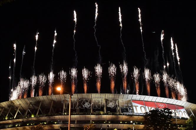 Trong ảnh: Màn trình diễn pháo hoa tại lễ bế mạc Olympic Tokyo 2020 trên sân vận động Olympic ở Tokyo, Nhật Bản ngày 8/8/2021. Ảnh: AFP/TTXVN