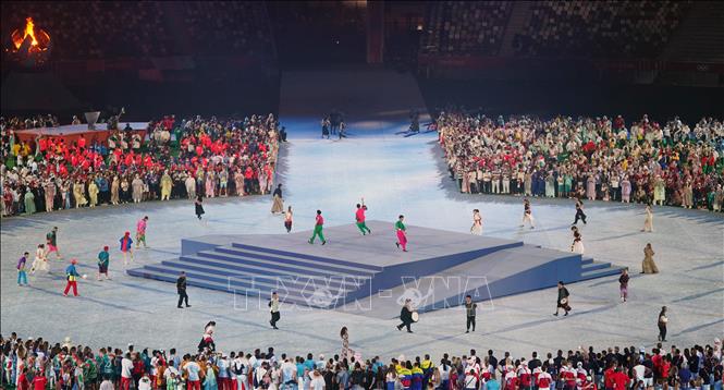 Trong ảnh: Các nghệ sĩ biểu diễn tại lễ bế mạc Olympic Tokyo 2020 trên sân vận động Olympic ở Tokyo, Nhật Bản ngày 8/8/2021. Ảnh: THX/TTXVN
