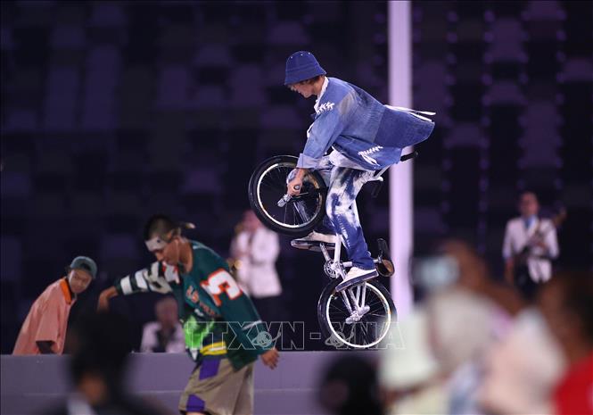 Trong ảnh: Các nghệ sĩ biểu diễn tại lễ bế mạc Olympic Tokyo 2020 trên sân vận động Olympic ở Tokyo, Nhật Bản ngày 8/8/2021. Ảnh: THX/TTXVN