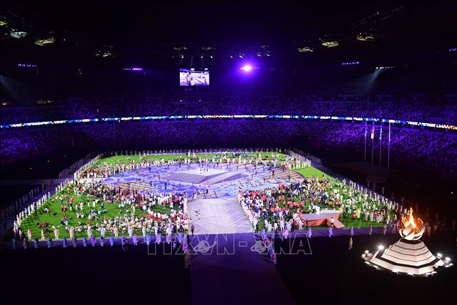 Trong ảnh: Các vận động viên tham gia lễ bế mạc Olympic Tokyo 2020 trên sân vận động Olympic ở Tokyo, Nhật Bản ngày 8/8/2021. Ảnh: AFP/TTXVN