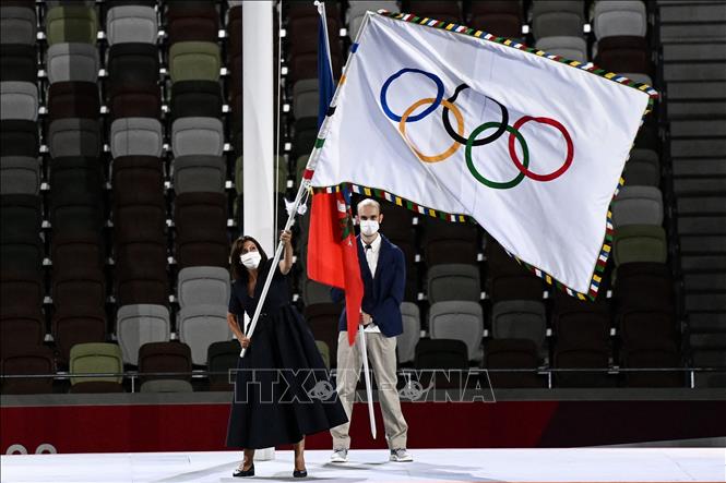 Trong ảnh: Bà Ana Maria Hidalgo, Thị trưởng Paris (Pháp) - thành phố đăng cai Olympic mùa Hè 2024, tiếp nhận lá cờ Olympic tại lễ bế mạc Olympic Tokyo 2020 trên sân vận động Olympic ở Tokyo, Nhật Bản ngày 8/8/2021. Ảnh: AFP/TTXVN