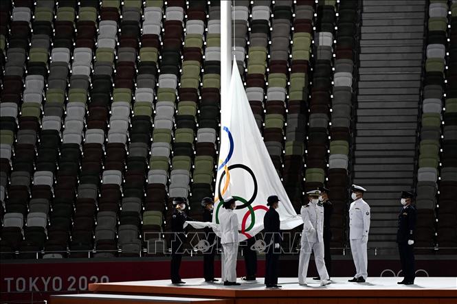 Trong ảnh: Lá cờ Olympic được hạ xuống, kết thúc một mùa Thế vận hội, tại lễ bế mạc Olympic Tokyo 2020 trên sân vận động Olympic ở Tokyo, Nhật Bản ngày 8/8/2021. Ảnh: AFP/TTXVN 