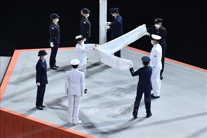 Trong ảnh: Lá cờ Olympic được hạ xuống, kết thúc một mùa Thế vận hội, tại lễ bế mạc Olympic Tokyo 2020 trên sân vận động Olympic ở Tokyo, Nhật Bản ngày 8/8/2021. Ảnh: AFP/TTXVN 