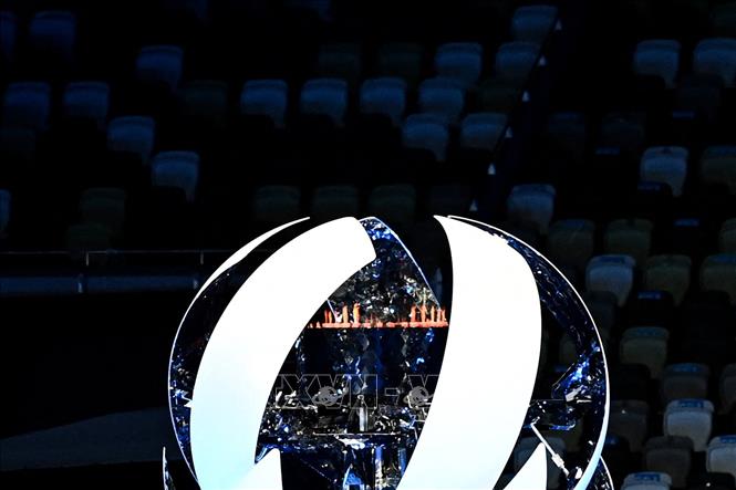 Trong ảnh: Ngọn đuốc Olympic tắt lửa, khép lại một mùa Thế vận hội, tại lễ bế mạc Olympic Tokyo 2020 trên sân vận động Olympic ở Tokyo, Nhật Bản ngày 8/8/2021. Ảnh: AFP/TTXVN